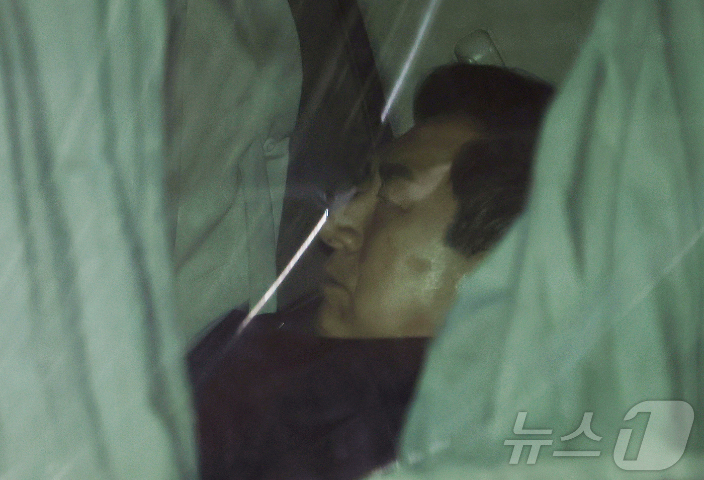 (서울=뉴스1) 김민지 기자 = 당대표 당선 직후 김건희 여사에게 프랑스 명품 브랜드 '로저비비에' 가방을 건넨 혐의를 받는 김기현 국민의힘 의원이 23일 오전 서울 종로구 KT …