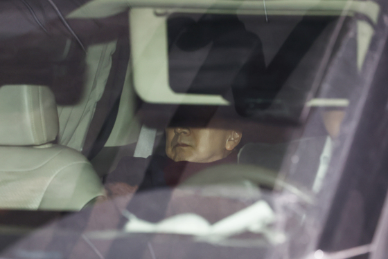 특검 조사 마치고 차량 타고 나가는 김기현 의원