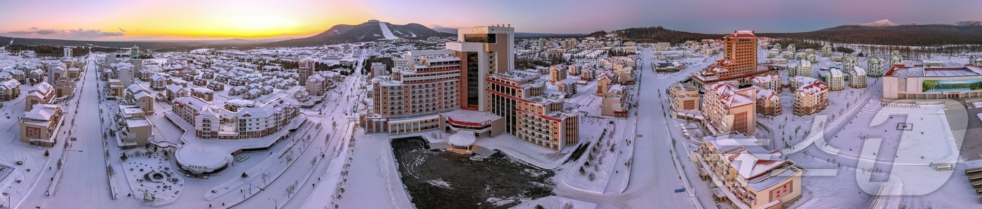 (평양 노동신문=뉴스1) = 북한 노동당 기관지 노동신문은 23일 "위대한 당중앙의 직접적인 발기와 정력적인 영도에 의하여 우리 나라 북부산간도시의 전형으로, 특색있는 사계절산악관 …