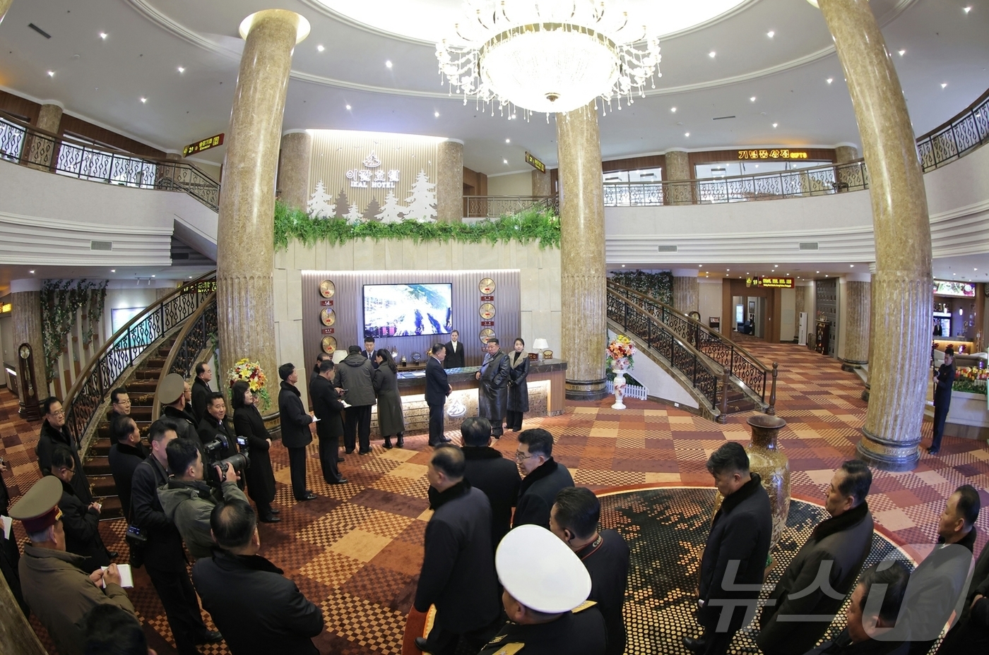 (평양 노동신문=뉴스1) = 북한 노동당 기관지 노동신문은 23일 "위대한 당중앙의 직접적인 발기와 정력적인 영도에 의하여 우리 나라 북부산간도시의 전형으로, 특색있는 사계절산악관 …