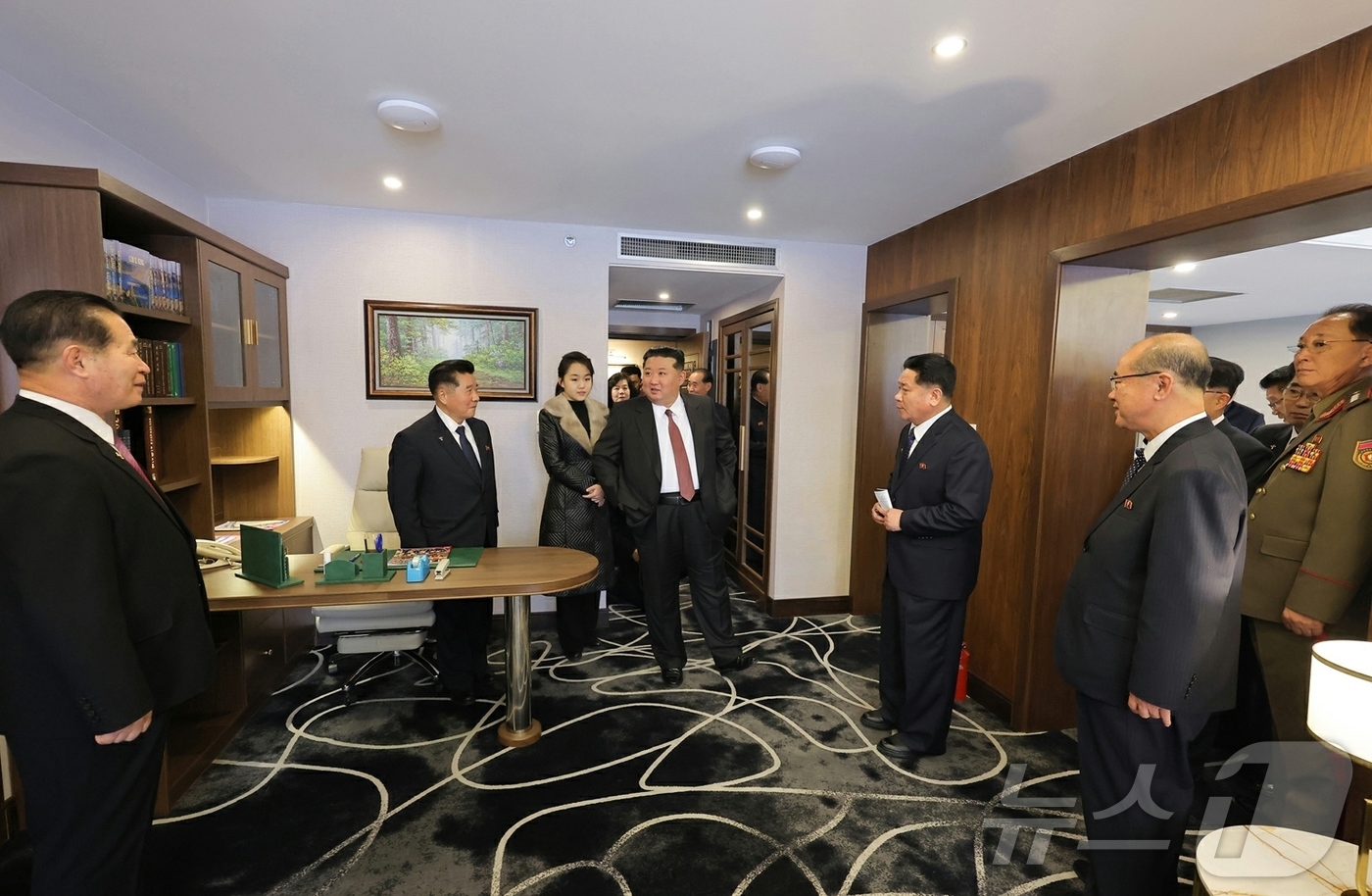 (평양 노동신문=뉴스1) = 북한 노동당 기관지 노동신문은 23일 "위대한 당중앙의 직접적인 발기와 정력적인 영도에 의하여 우리 나라 북부산간도시의 전형으로, 특색있는 사계절산악관 …