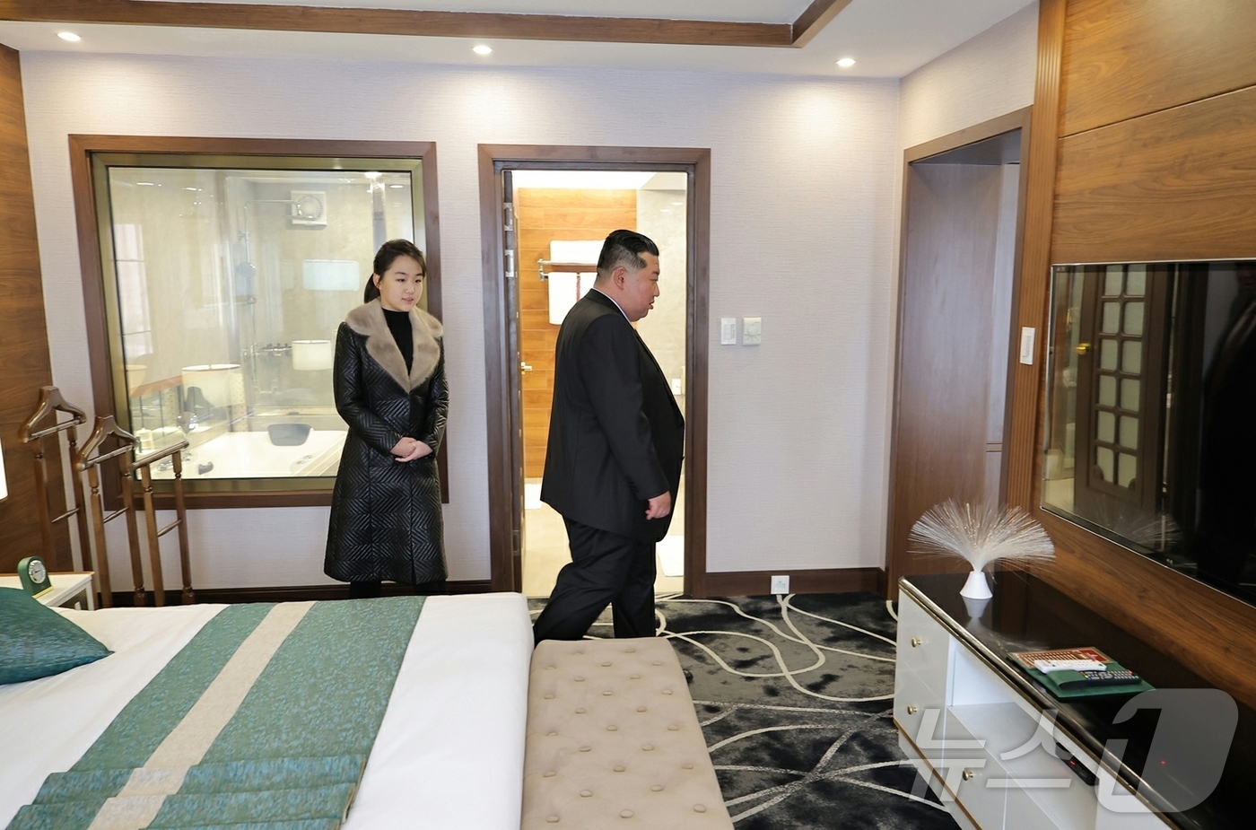 (평양 노동신문=뉴스1) = 북한 노동당 기관지 노동신문은 23일 "위대한 당중앙의 직접적인 발기와 정력적인 영도에 의하여 우리 나라 북부산간도시의 전형으로, 특색있는 사계절산악관 …