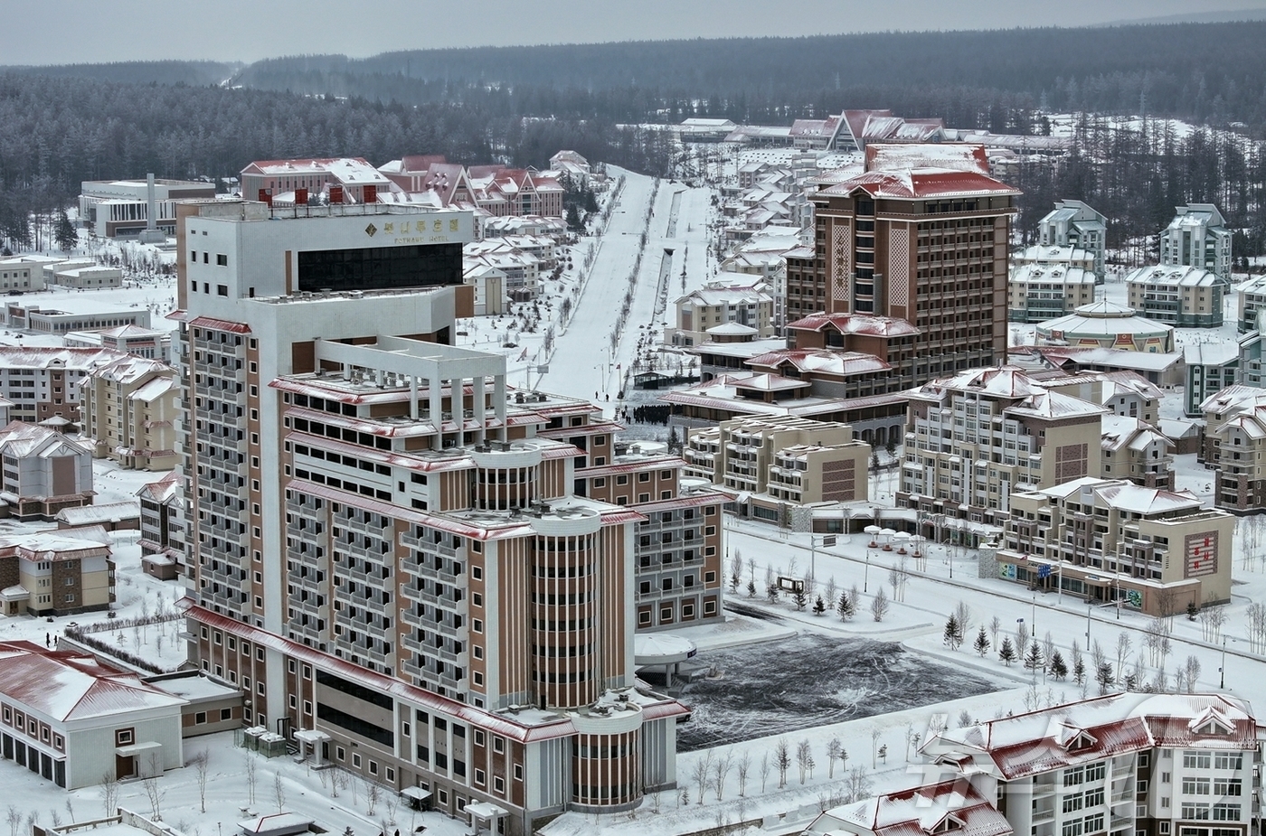(평양 노동신문=뉴스1) = 북한 노동당 기관지 노동신문은 23일 "위대한 당중앙의 직접적인 발기와 정력적인 영도에 의하여 우리 나라 북부산간도시의 전형으로, 특색있는 사계절산악관 …