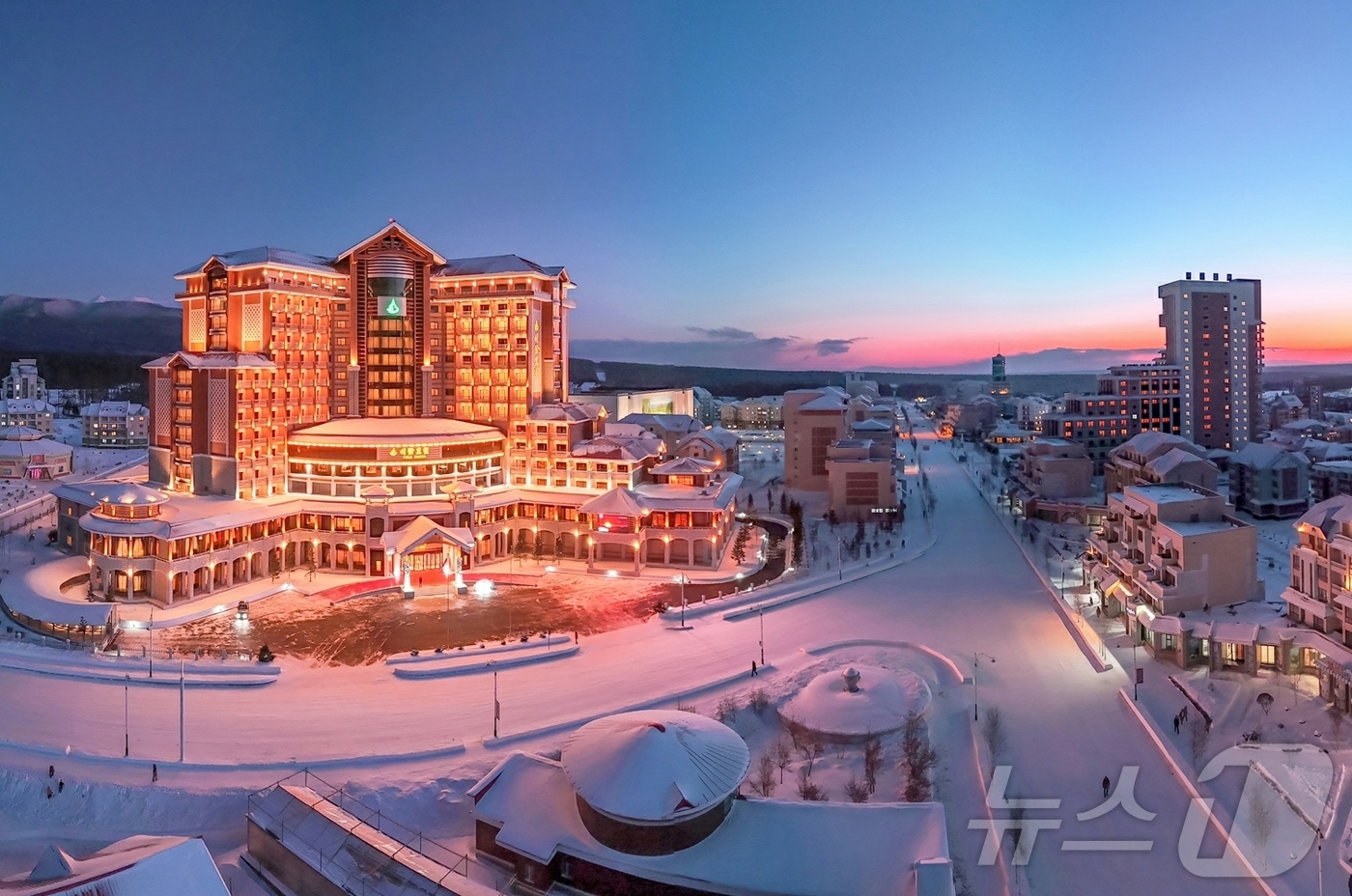 (평양 노동신문=뉴스1) = 북한 노동당 기관지 노동신문은 23일 "위대한 당중앙의 직접적인 발기와 정력적인 영도에 의하여 우리 나라 북부산간도시의 전형으로, 특색있는 사계절산악관 …