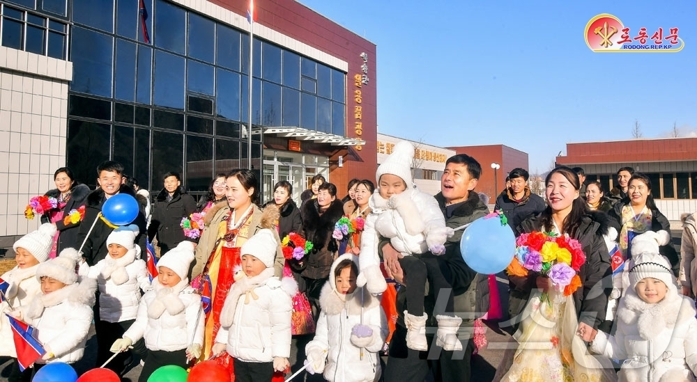 (평양 노동신문=뉴스1) = 북한 노동당 기관지 노동신문은 최근 새 지방공업공장들이 건설된 지역 주민들이 끝없는 행복을 느끼고 있다고 23일 보도했다. [국내에서만 사용가능. 재배 …