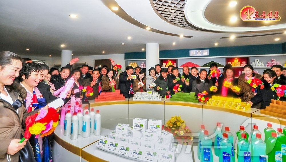 (평양 노동신문=뉴스1) = 북한 노동당 기관지 노동신문은 최근 새 지방공업공장들이 건설된 지역 주민들이 끝없는 행복을 느끼고 있다고 23일 보도했다. [국내에서만 사용가능. 재배 …