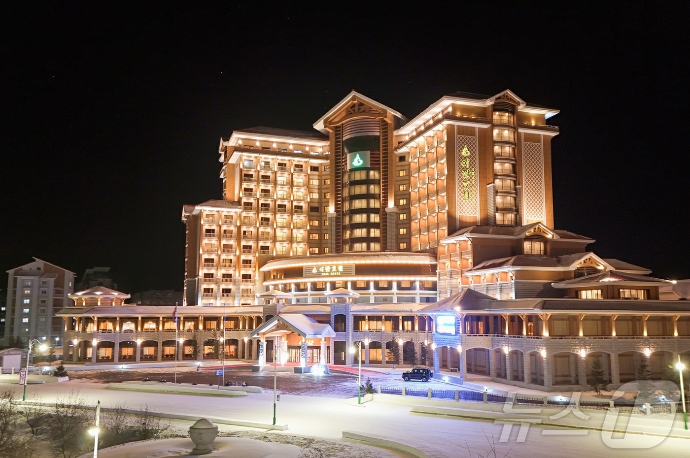 (평양 노동신문=뉴스1) = 북한 노동당 기관지 노동신문은 23일 "위대한 당중앙의 직접적인 발기와 정력적인 영도에 의하여 우리 나라 북부산간도시의 전형으로, 특색있는 사계절산악관 …