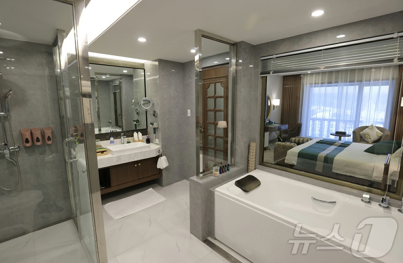 (평양 노동신문=뉴스1) = 북한 노동당 기관지 노동신문은 23일 "위대한 당중앙의 직접적인 발기와 정력적인 영도에 의하여 우리 나라 북부산간도시의 전형으로, 특색있는 사계절산악관 …