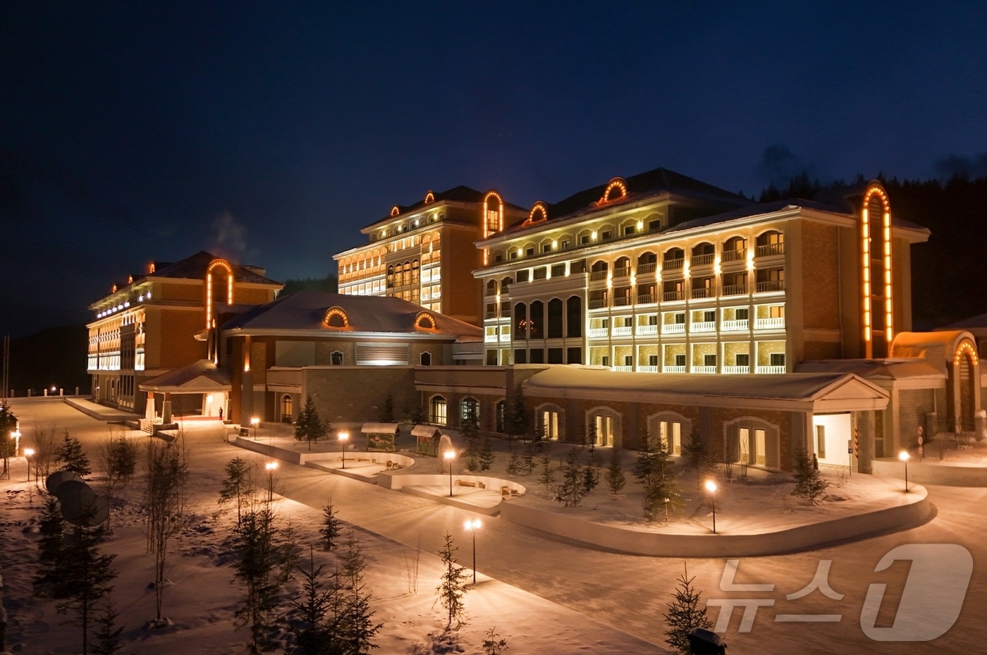 (평양 노동신문=뉴스1) = 북한 노동당 기관지 노동신문은 23일 "위대한 당중앙의 직접적인 발기와 정력적인 영도에 의하여 우리 나라 북부산간도시의 전형으로, 특색있는 사계절산악관 …