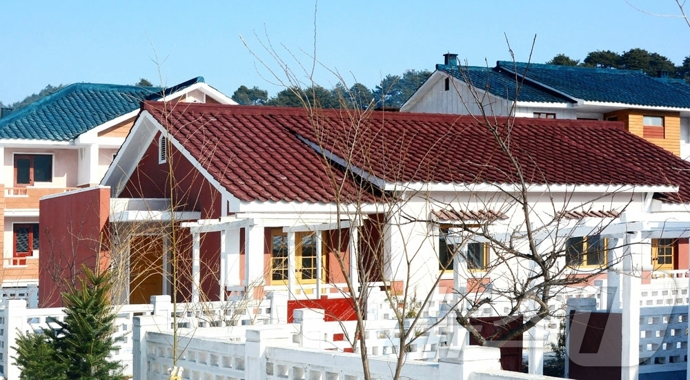 (평양 노동신문=뉴스1) = 북한 노동당 기관지 노동신문은 23일 함경남도 원전축산농장과 고원군 상옥농장, 성내농장에서 살림집(주택) 입사모임이 진행됐다고 보도했다. [국내에서만 …