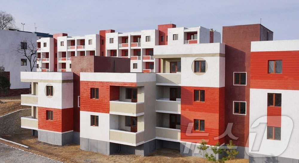 (평양 노동신문=뉴스1) = 북한 노동당 기관지 노동신문은 23일 함경남도 원전축산농장과 고원군 상옥농장, 성내농장에서 살림집(주택) 입사모임이 진행됐다고 보도했다. [국내에서만 …