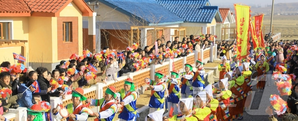 (평양 노동신문=뉴스1) = 북한 노동당 기관지 노동신문은 23일 함경남도 원전축산농장과 고원군 상옥농장, 성내농장에서 살림집(주택) 입사모임이 진행됐다고 보도했다. [국내에서만 …