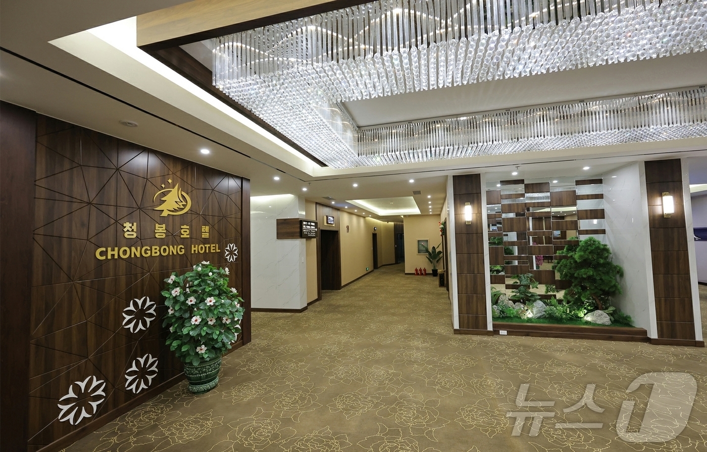 (평양 노동신문=뉴스1) = 북한 노동당 기관지 노동신문은 23일 "위대한 당중앙의 직접적인 발기와 정력적인 영도에 의하여 우리 나라 북부산간도시의 전형으로, 특색있는 사계절산악관 …