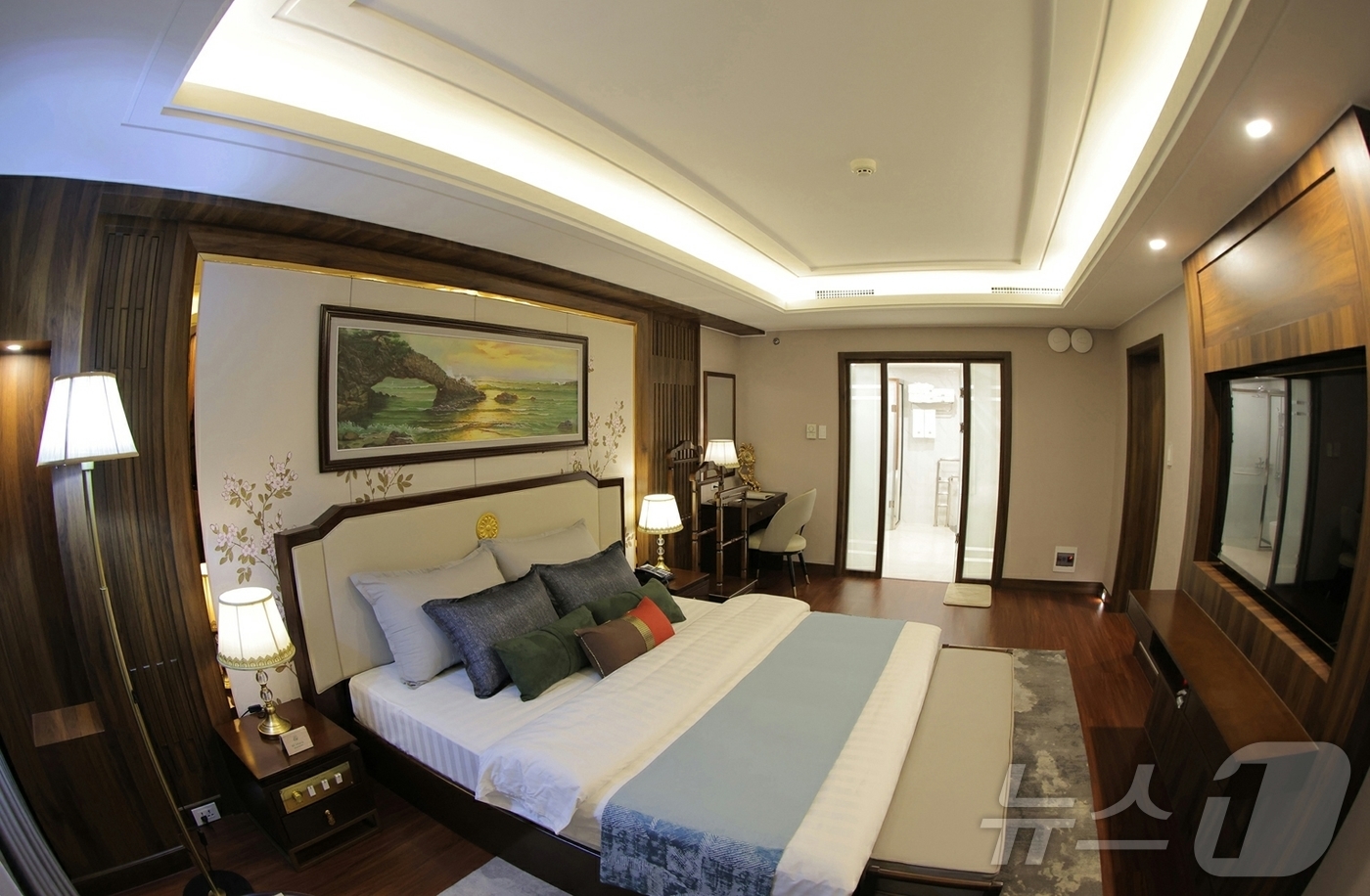 (평양 노동신문=뉴스1) = 북한 노동당 기관지 노동신문은 23일 "위대한 당중앙의 직접적인 발기와 정력적인 영도에 의하여 우리 나라 북부산간도시의 전형으로, 특색있는 사계절산악관 …