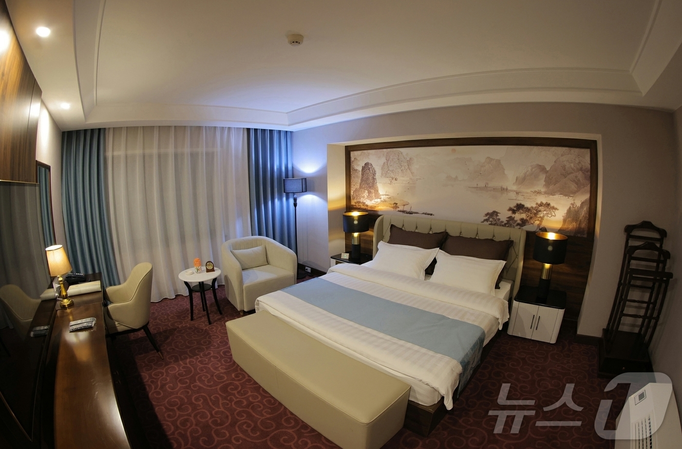 (평양 노동신문=뉴스1) = 북한 노동당 기관지 노동신문은 23일 "위대한 당중앙의 직접적인 발기와 정력적인 영도에 의하여 우리 나라 북부산간도시의 전형으로, 특색있는 사계절산악관 …