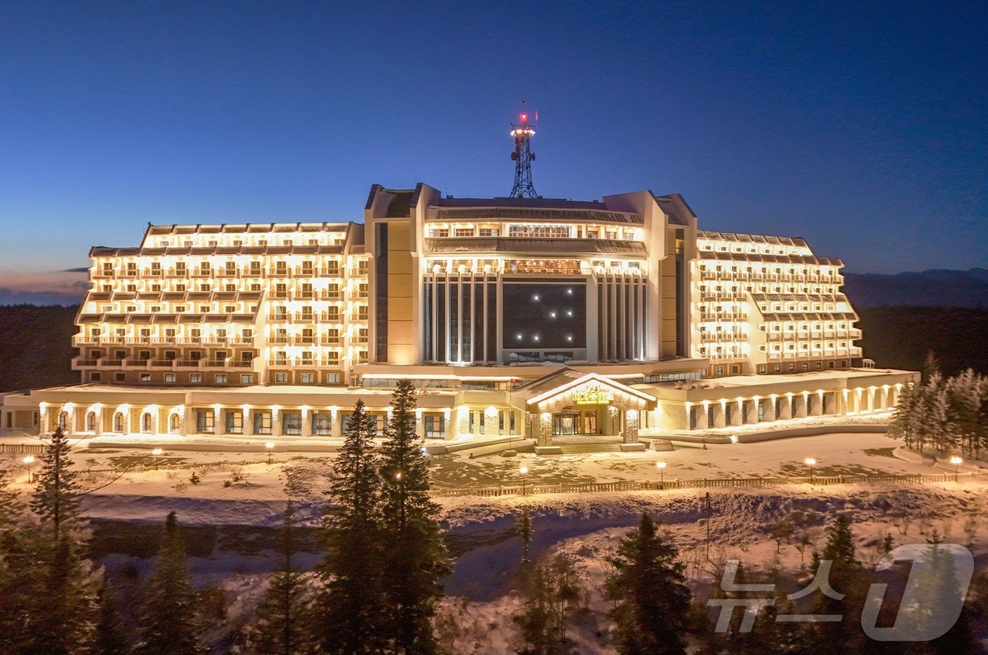 (평양 노동신문=뉴스1) = 북한 노동당 기관지 노동신문은 23일 "위대한 당중앙의 직접적인 발기와 정력적인 영도에 의하여 우리 나라 북부산간도시의 전형으로, 특색있는 사계절산악관 …