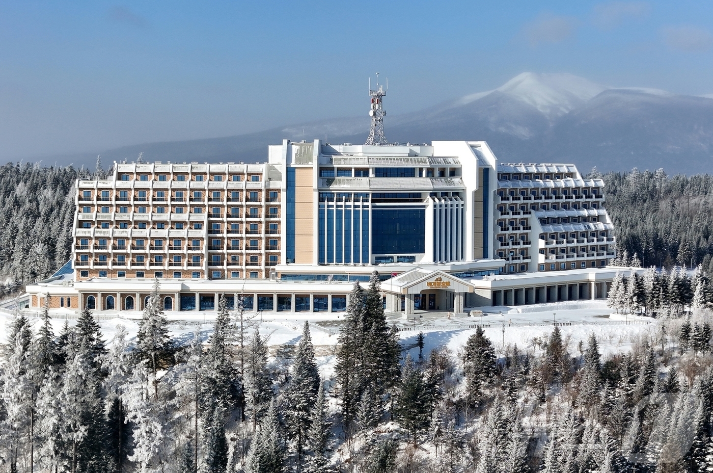 (평양 노동신문=뉴스1) = 북한 노동당 기관지 노동신문은 23일 "위대한 당중앙의 직접적인 발기와 정력적인 영도에 의하여 우리 나라 북부산간도시의 전형으로, 특색있는 사계절산악관 …