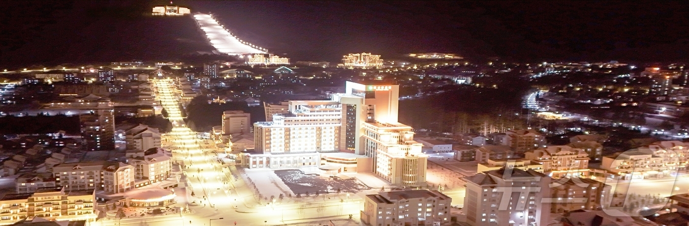 (평양 노동신문=뉴스1) = 북한 노동당 기관지 노동신문은 23일 "위대한 당중앙의 직접적인 발기와 정력적인 영도에 의하여 우리 나라 북부산간도시의 전형으로, 특색있는 사계절산악관 …