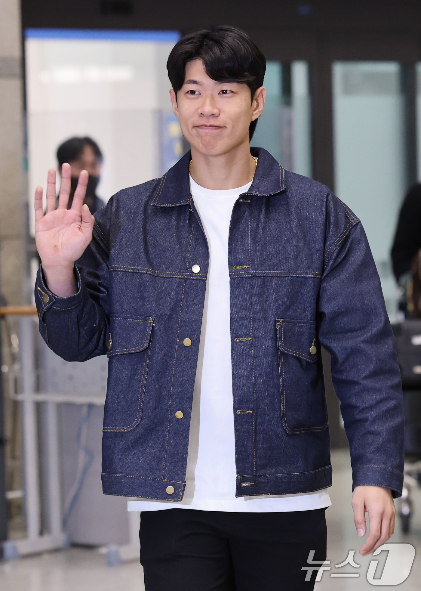 (인천공항=뉴스1) 이광호 기자 = 미국프로야구 메이저리그(MLB) 샌디에이고 파드리스와 4년 계약을 맺은 송성문이 23일 오전 인천국제공항을 통해 귀국하고 있다. 2025.12. …