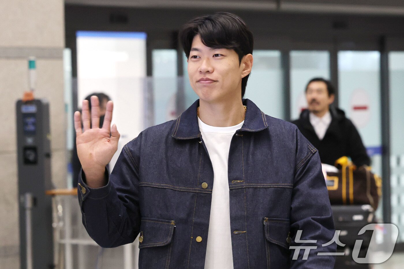본문 이미지 - 미국프로야구 메이저리그(MLB) 샌디에이고 파드리스와 4년 계약을 맺은 송성문이 23일 오전 인천국제공항을 통해 귀국하고 있다. 2025.12.23/뉴스1 ⓒ News1 이광호 기자
