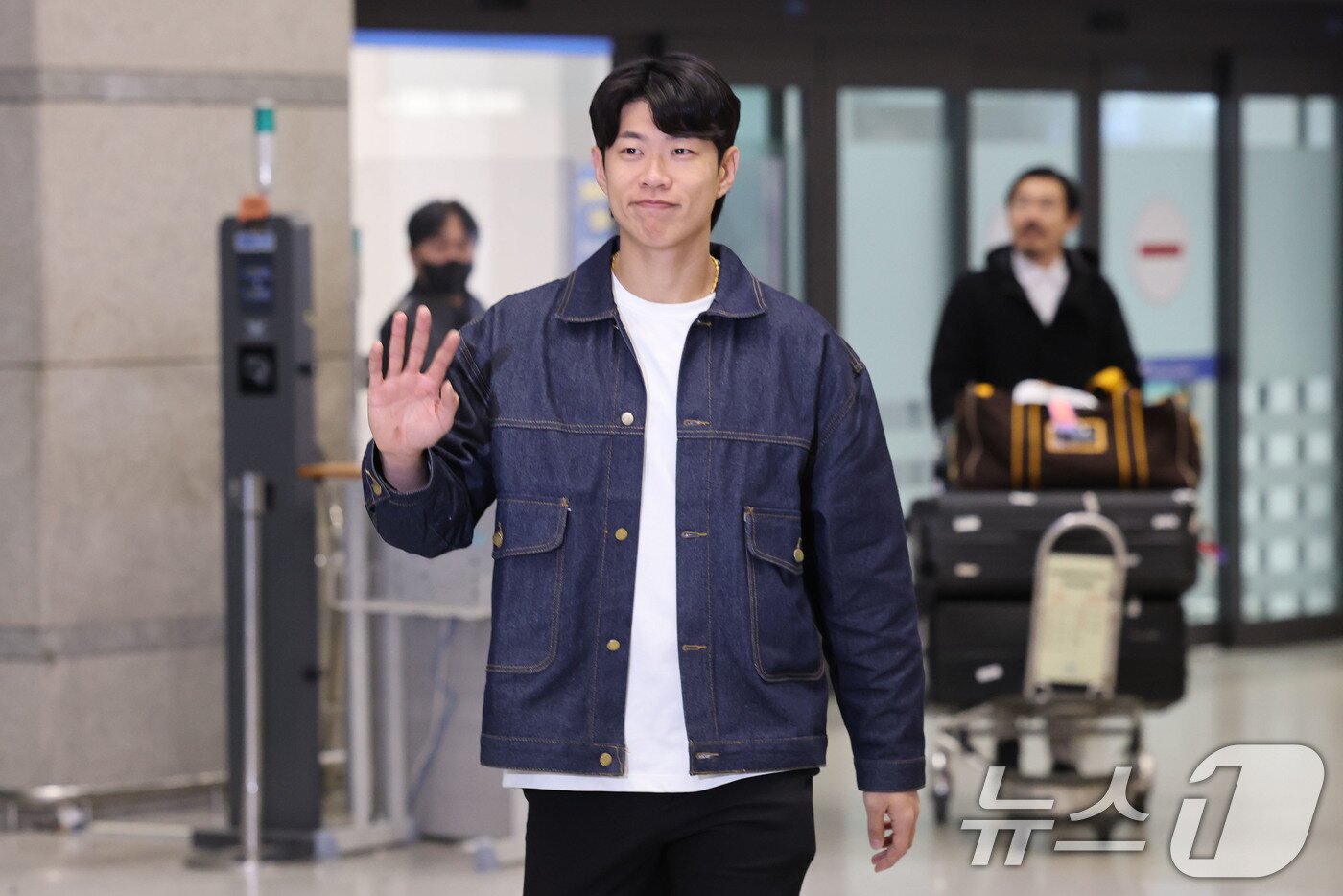 본문 이미지 - 미국프로야구 메이저리그(MLB) 샌디에이고 파드리스와 4년 계약을 맺은 송성문이 23일 오전 인천국제공항을 통해 귀국하고 있다. 2025.12.23/뉴스1 ⓒ News1 이광호 기자