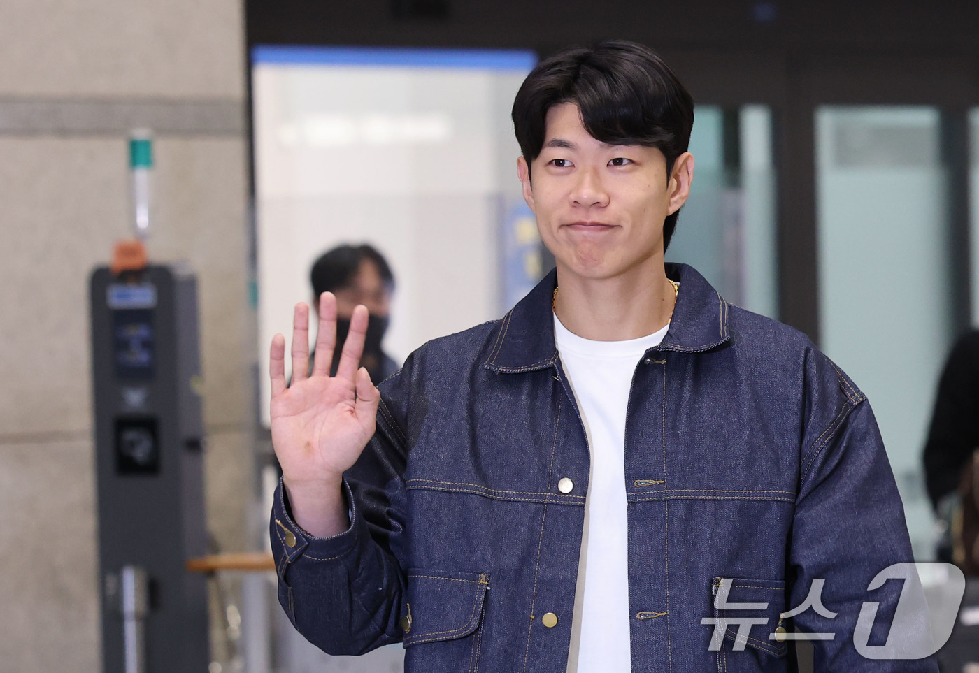 (인천공항=뉴스1) 이광호 기자 = 미국프로야구 메이저리그(MLB) 샌디에이고 파드리스와 4년 계약을 맺은 송성문이 23일 오전 인천국제공항을 통해 귀국하고 있다. 2025.12. …