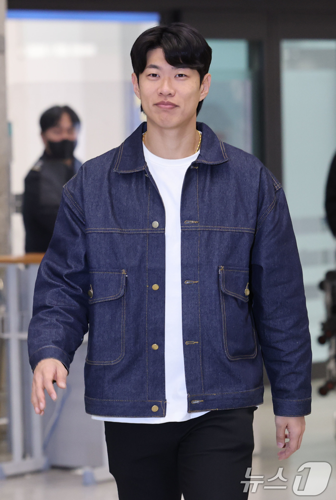 (인천공항=뉴스1) 이광호 기자 = 미국프로야구 메이저리그(MLB) 샌디에이고 파드리스와 4년 계약을 맺은 송성문이 23일 오전 인천국제공항을 통해 귀국하고 있다. 2025.12. …