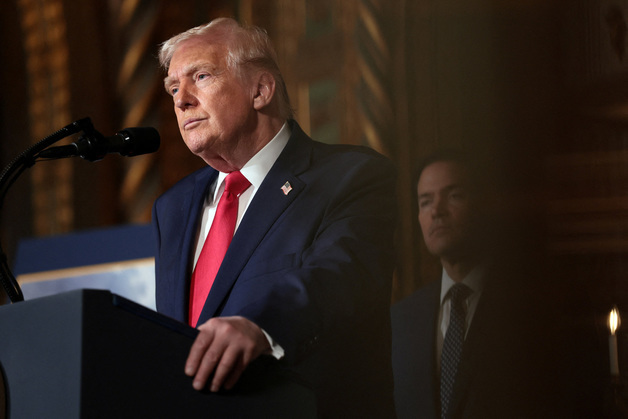 트럼프, 엡스타인 사진 공개에 "우연히 만난 저명인사 평판 위협"