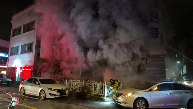 새벽 전주 한 다가구주택 1층 법당서 불…1명 연기흡입 이송