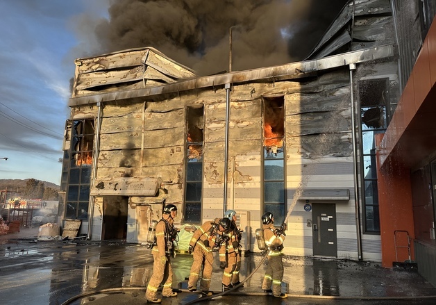 포천 인쇄공장 화재 약 7시간 만에 완진…46명 대피