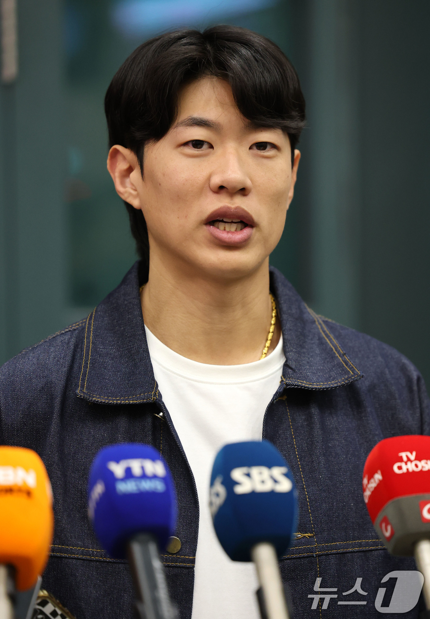 (인천공항=뉴스1) 이광호 기자 = 미국프로야구 메이저리그(MLB) 샌디에이고 파드리스와 4년 계약을 맺은 송성문이 23일 오전 인천국제공항을 통해 귀국해 취재진과 인터뷰를 하고 …