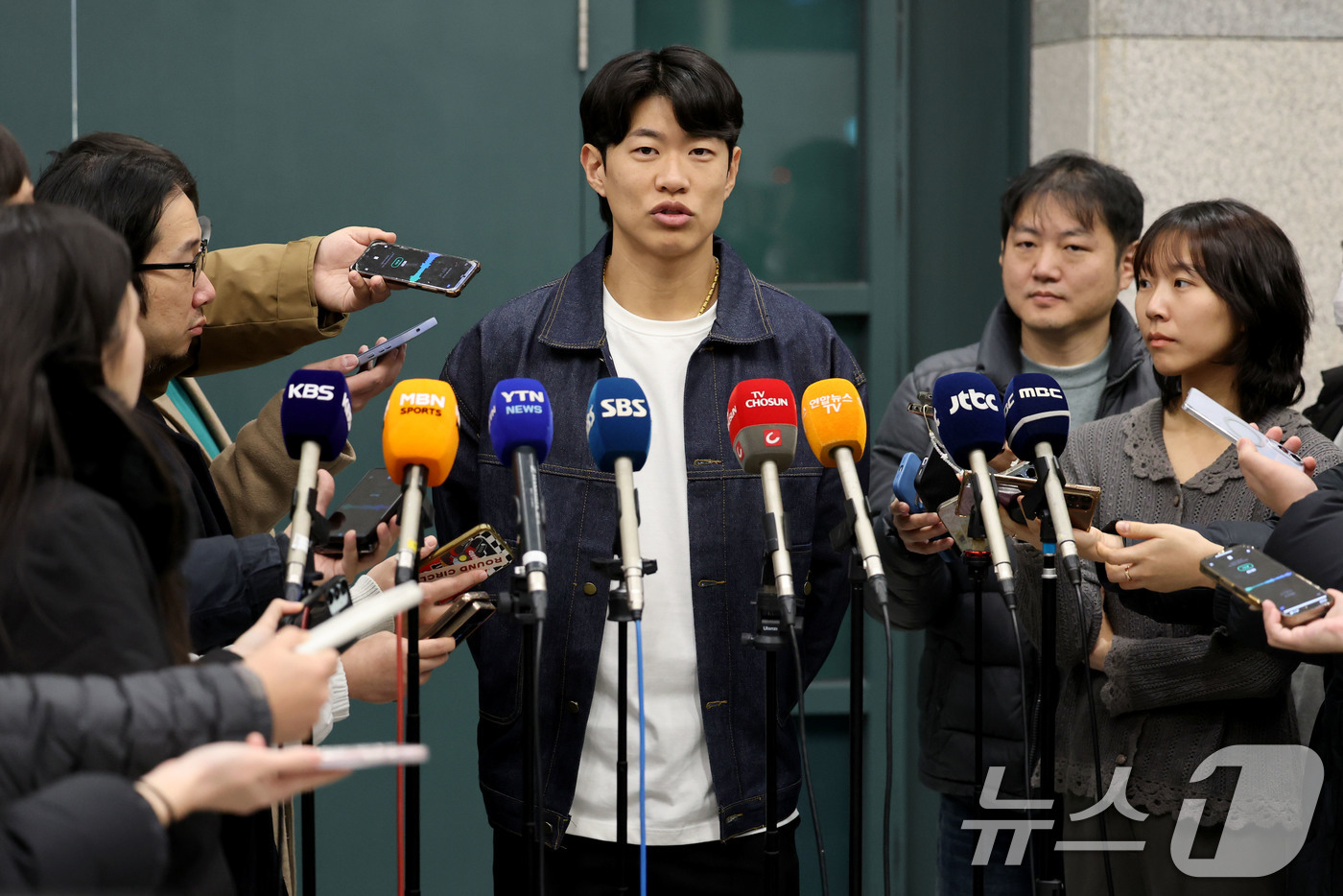 (인천공항=뉴스1) 이광호 기자 = 미국프로야구 메이저리그(MLB) 샌디에이고 파드리스와 4년 계약을 맺은 송성문이 23일 오전 인천국제공항을 통해 귀국해 취재진과 인터뷰를 하고 …