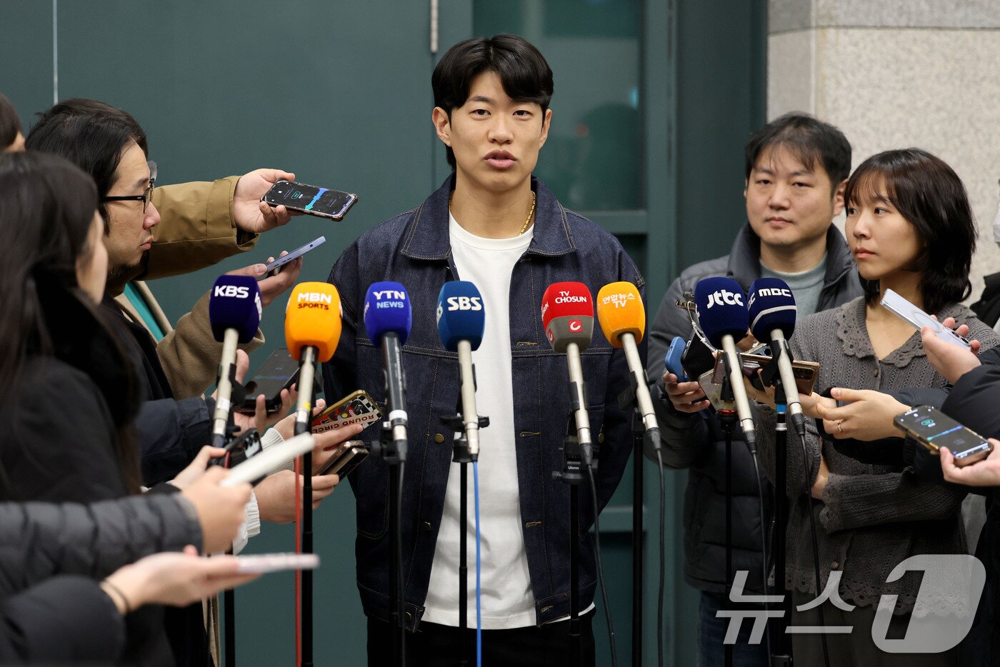 본문 이미지 - 미국프로야구 메이저리그(MLB) 샌디에이고 파드리스와 4년 계약을 맺은 송성문이 23일 오전 인천국제공항을 통해 귀국해 취재진과 인터뷰를 하고 있다. 2025.12.23/뉴스1 ⓒ News1 이광호 기자