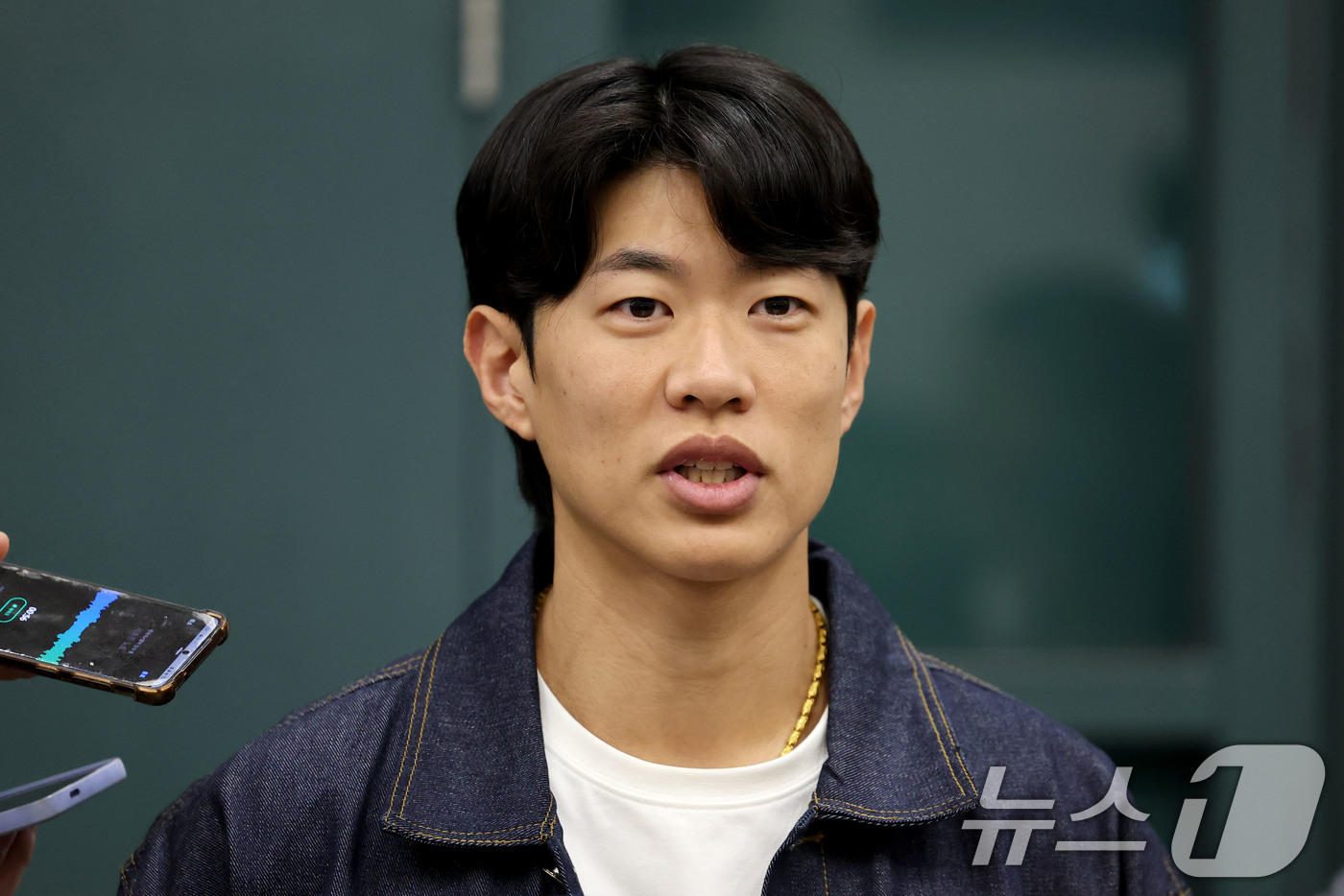 (인천공항=뉴스1) 이광호 기자 = 미국프로야구 메이저리그(MLB) 샌디에이고 파드리스와 4년 계약을 맺은 송성문이 23일 오전 인천국제공항을 통해 귀국해 취재진과 인터뷰를 하고 …