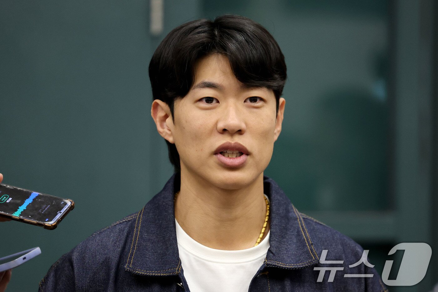 본문 이미지 - 미국프로야구 메이저리그(MLB) 샌디에이고 파드리스와 4년 계약을 맺은 송성문이 23일 오전 인천국제공항을 통해 귀국해 취재진과 인터뷰를 하고 있다. 2025.12.23/뉴스1 ⓒ News1 이광호 기자