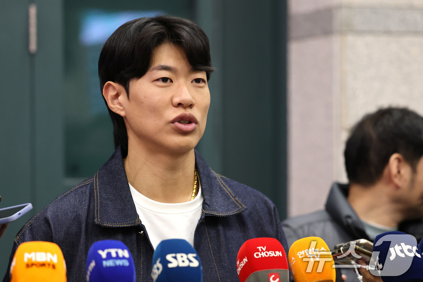 (인천공항=뉴스1) 이광호 기자 = 미국프로야구 메이저리그(MLB) 샌디에이고 파드리스와 4년 계약을 맺은 송성문이 23일 오전 인천국제공항을 통해 귀국해 취재진과 인터뷰를 하고 …