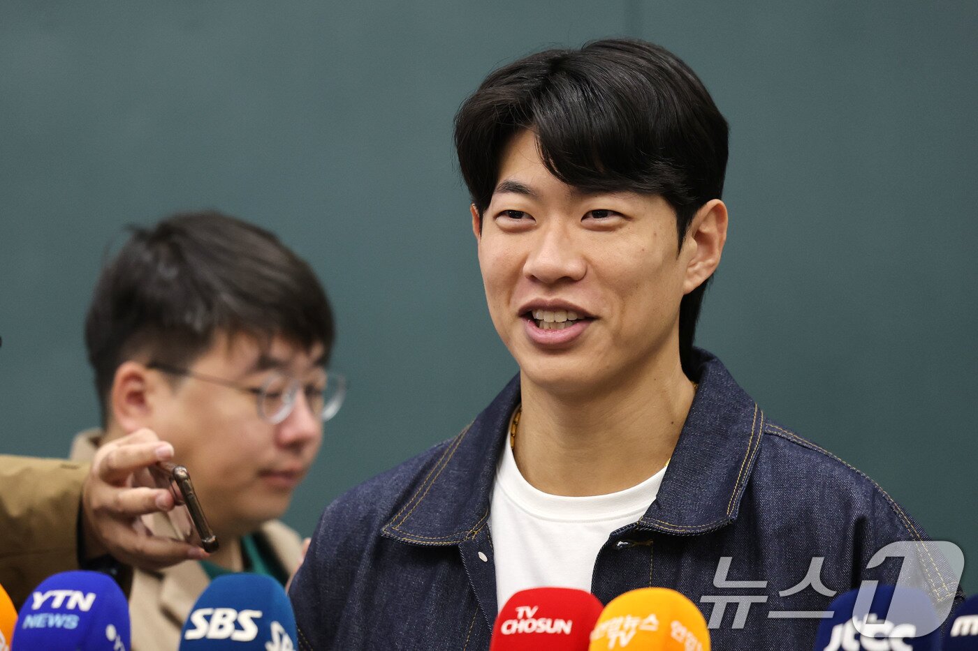 본문 이미지 - 미국프로야구 메이저리그(MLB) 샌디에이고 파드리스와 4년 계약을 맺은 송성문이 23일 오전 인천국제공항을 통해 귀국해 취재진과 인터뷰를 하고 있다. 2025.12.23/뉴스1 ⓒ News1 이광호 기자