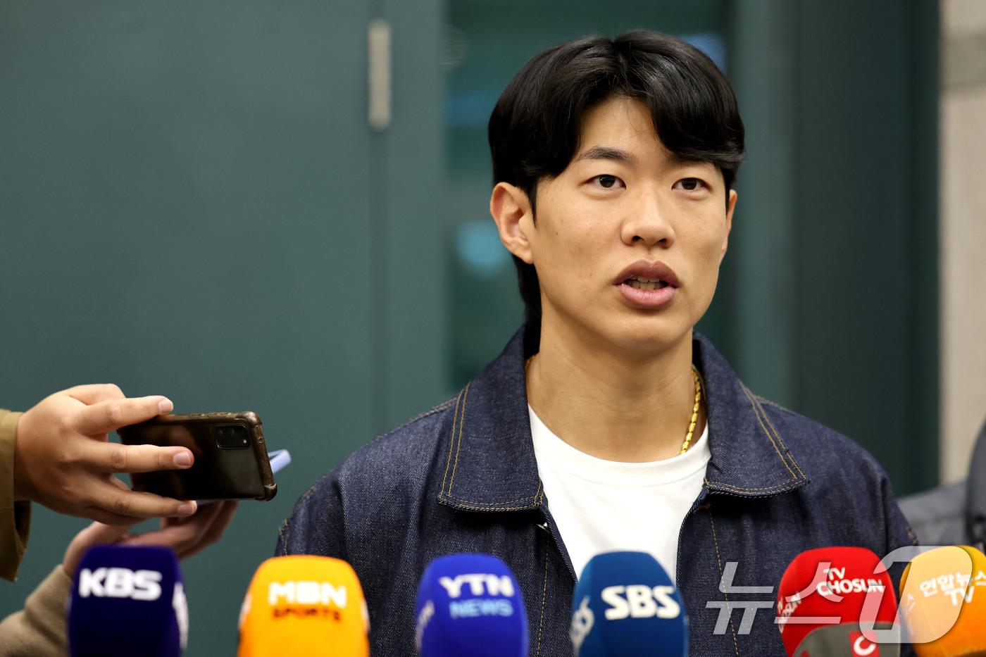 (인천공항=뉴스1) 이광호 기자 = 미국프로야구 메이저리그(MLB) 샌디에이고 파드리스와 4년 계약을 맺은 송성문이 23일 오전 인천국제공항을 통해 귀국해 취재진과 인터뷰를 하고 …