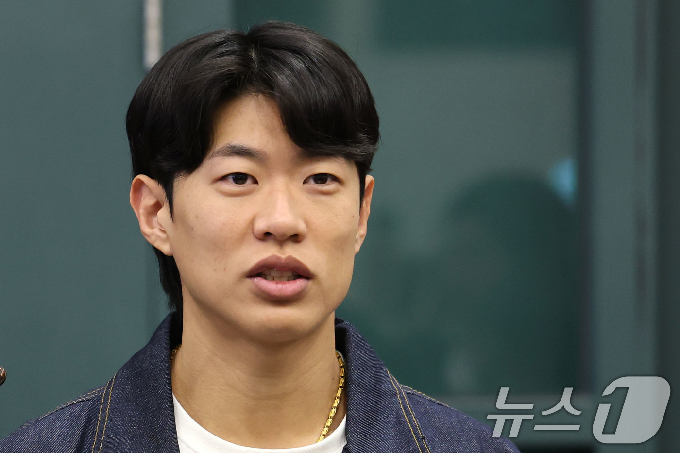 (인천공항=뉴스1) 이광호 기자 = 미국프로야구 메이저리그(MLB) 샌디에이고 파드리스와 4년 계약을 맺은 송성문이 23일 오전 인천국제공항을 통해 귀국해 취재진과 인터뷰를 하고 …