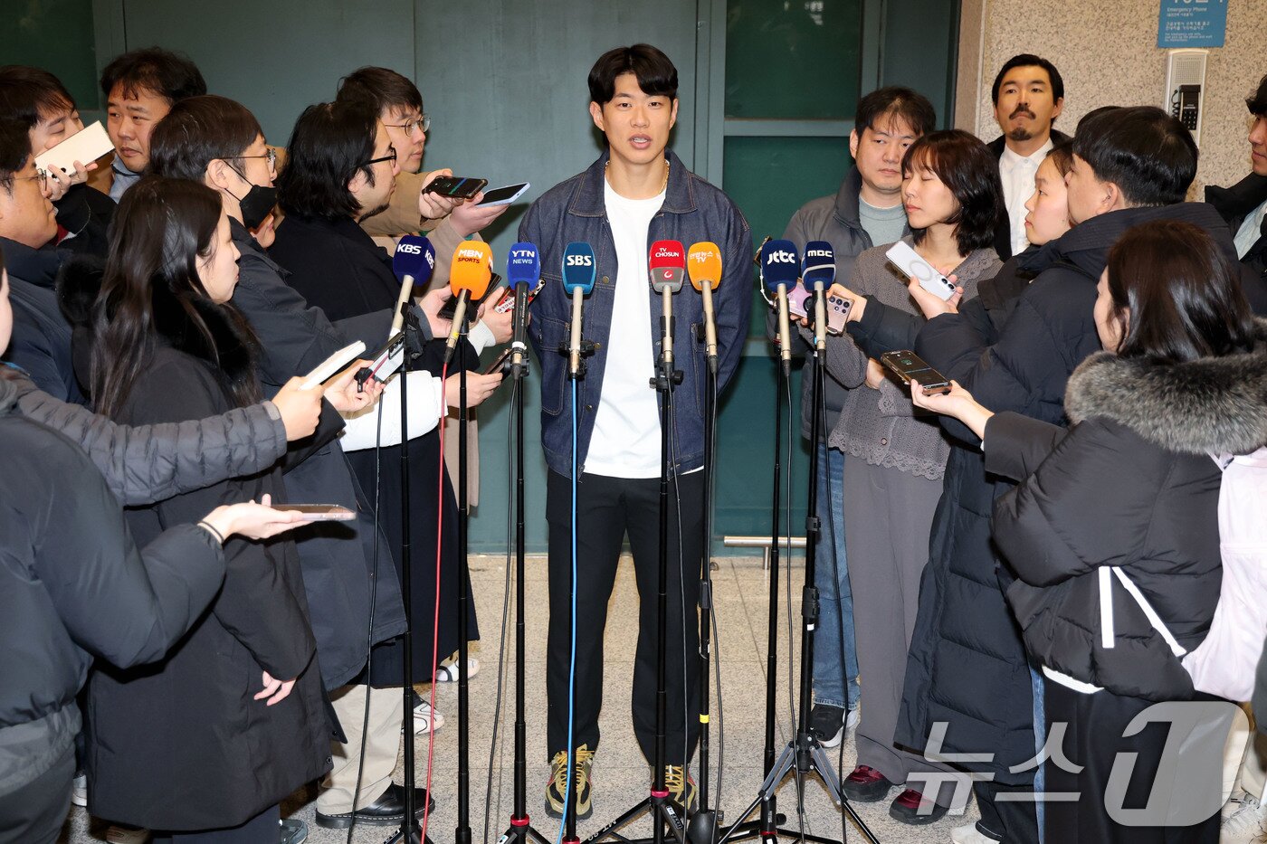 본문 이미지 - 미국프로야구 메이저리그(MLB) 샌디에이고 파드리스와 4년 계약을 맺은 송성문이 23일 오전 인천국제공항을 통해 귀국해 취재진과 인터뷰를 하고 있다. 2025.12.23/뉴스1 ⓒ News1 이광호 기자