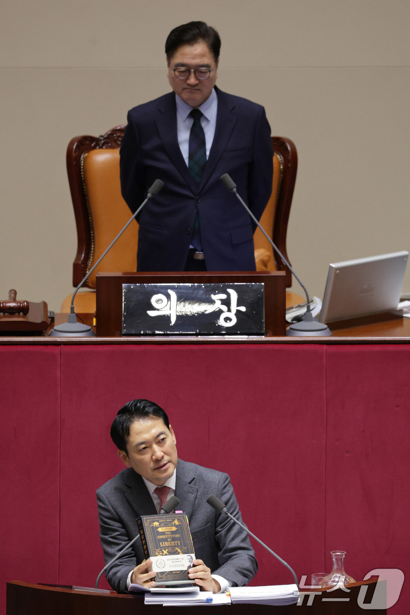 (서울=뉴스1) 신웅수 기자 = 장동혁 국민의힘 대표가 23일 서울 여의도 국회에서 열린 제430회국회(임시회) 제2차 본회의에서 '12·3 윤석열 비상계엄 등에 대한 전담재판부 …