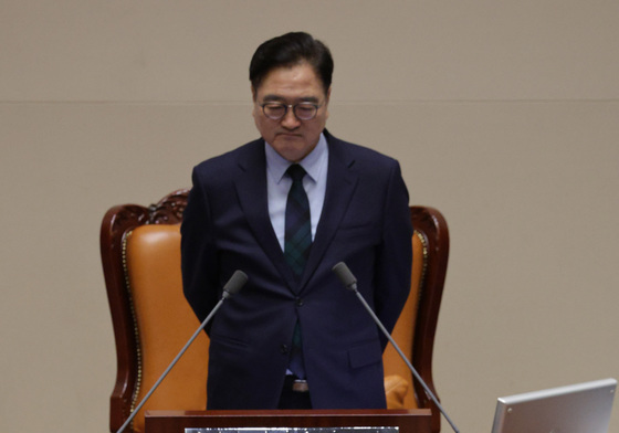 자유헌정론 책 든 장동혁