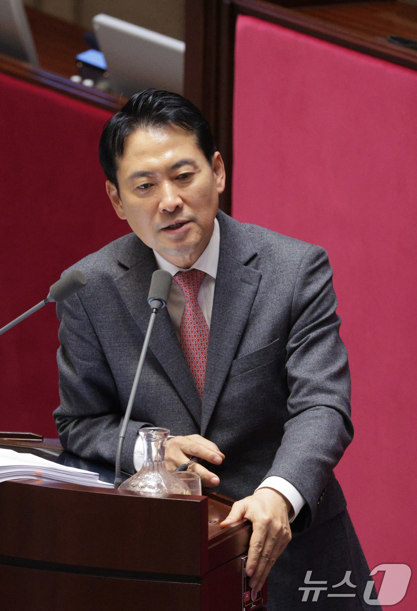 (서울=뉴스1) 신웅수 기자 = 장동혁 국민의힘 대표가 23일 서울 여의도 국회에서 열린 제430회국회(임시회) 제2차 본회의에서 '12·3 윤석열 비상계엄 등에 대한 전담재판부 …