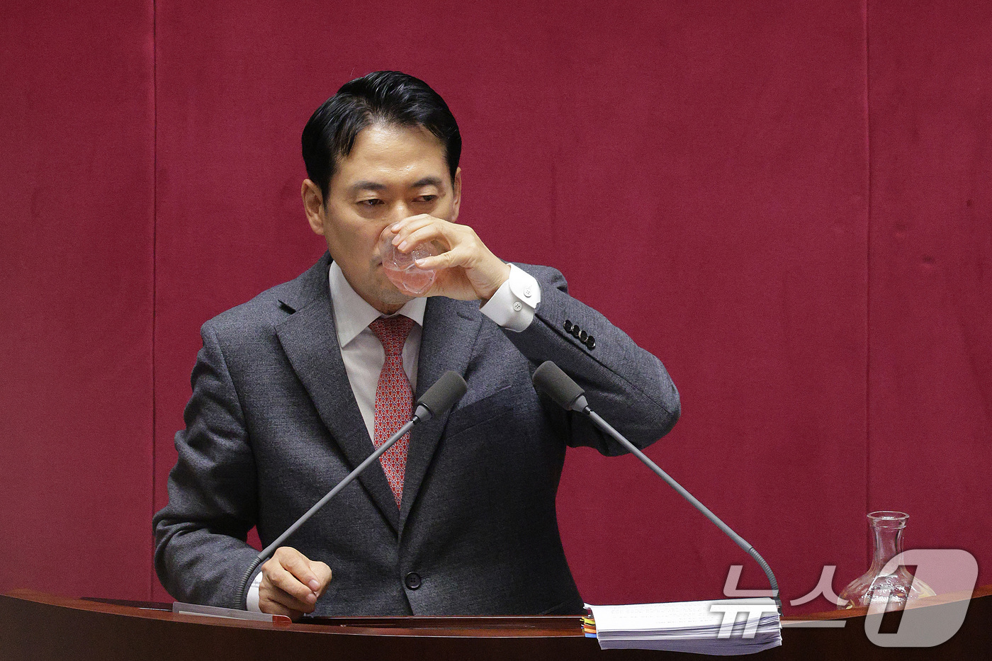 (서울=뉴스1) 신웅수 기자 = 장동혁 국민의힘 대표가 23일 서울 여의도 국회에서 열린 제430회국회(임시회) 제2차 본회의에서 '12·3 윤석열 비상계엄 등에 대한 전담재판부 …