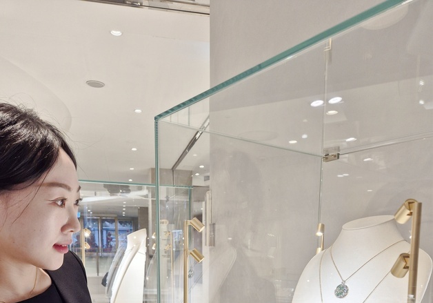 롯데백화점 부산본점, 장신구 브랜드 '아르투스 베르트랑' 팝업