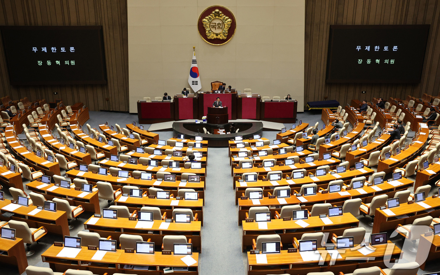 (서울=뉴스1) 신웅수 기자 = 장동혁 국민의힘 대표가 23일 서울 여의도 국회에서 열린 제430회국회(임시회) 제2차 본회의에서 '12·3 윤석열 비상계엄 등에 대한 전담재판부 …