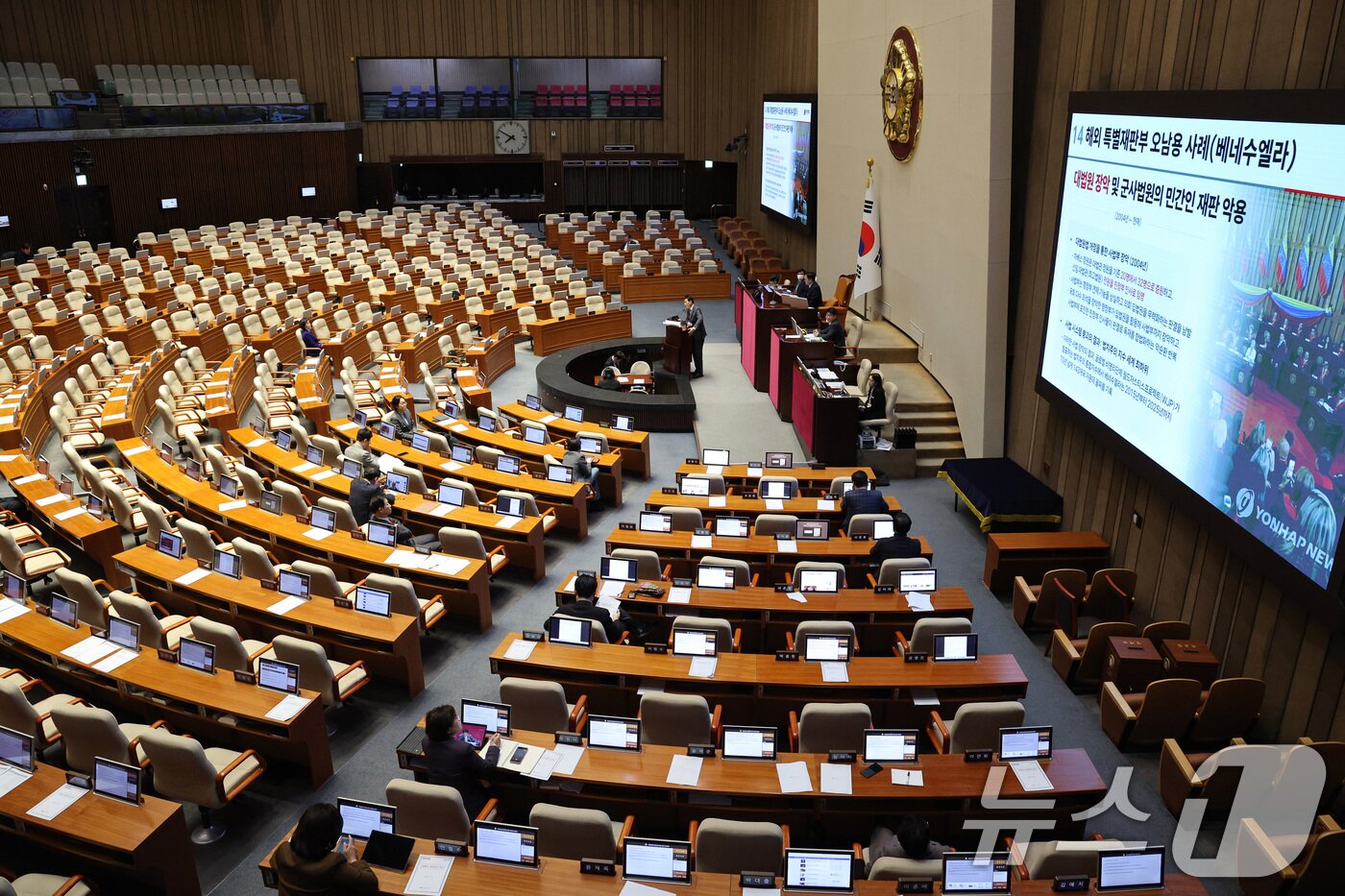 본문 이미지 - 장동혁 국민의힘 대표가 23일 서울 여의도 국회에서 열린 제430회국회(임시회) 제2차 본회의에서 '12·3 윤석열 비상계엄 등에 대한 전담재판부 설치 및 제보자 보호 등에 관한 특별법안(대안)에 대한 수정안'에 대한 무제한 토론(필리버스터)을 하고 있다. 2025.12.23/뉴스1 ⓒ News1 신웅수 기자