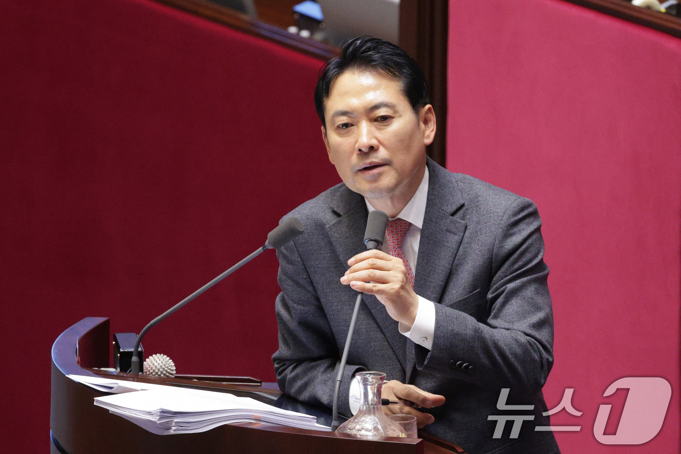 (서울=뉴스1) 신웅수 기자 = 장동혁 국민의힘 대표가 23일 서울 여의도 국회에서 열린 제430회국회(임시회) 제2차 본회의에서 '12·3 윤석열 비상계엄 등에 대한 전담재판부 …