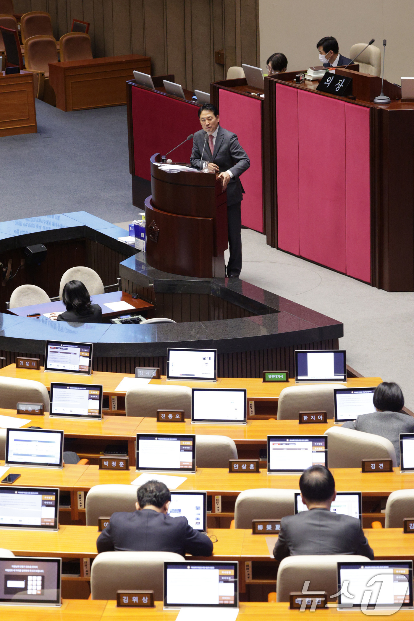 (서울=뉴스1) 신웅수 기자 = 장동혁 국민의힘 대표가 23일 서울 여의도 국회에서 열린 제430회국회(임시회) 제2차 본회의에서 '12·3 윤석열 비상계엄 등에 대한 전담재판부 …