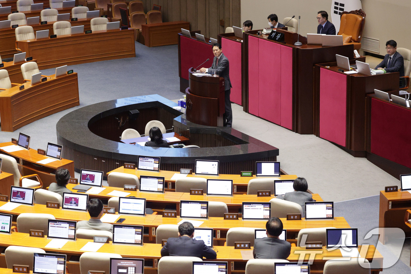 (서울=뉴스1) 신웅수 기자 = 장동혁 국민의힘 대표가 23일 서울 여의도 국회에서 열린 제430회국회(임시회) 제2차 본회의에서 '12·3 윤석열 비상계엄 등에 대한 전담재판부 …